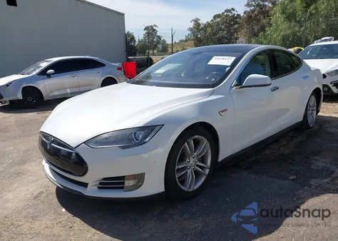2013 Tesla Model S z USA, uszkodzony, nr VIN 5YJSA1CN3DFP10391